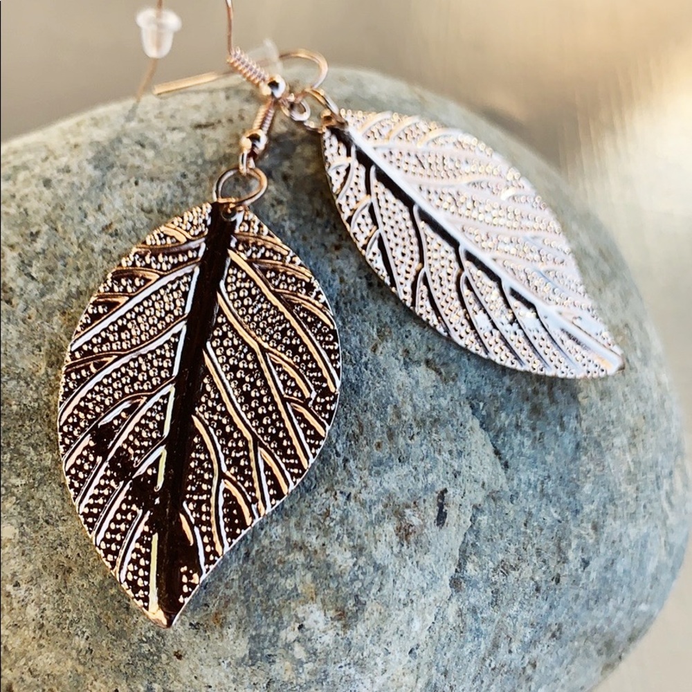 Rose gold toned leaf earrings. 2 1/2” lightweight - Picture 2 of 3